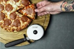 Triangle Pizza Cutter, Blade Diameter: 10 Cm -Kitchen Knife Store TR505771007 05 triangle pizzasnijder tr505771007 04 sfeerfoto